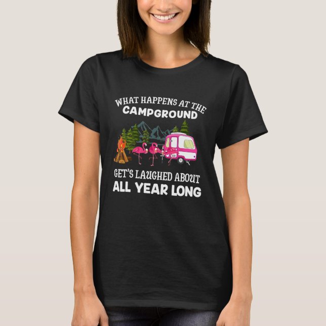 What Happens At The Campground Funny Pink Flamingo T Shirt (Framsida)