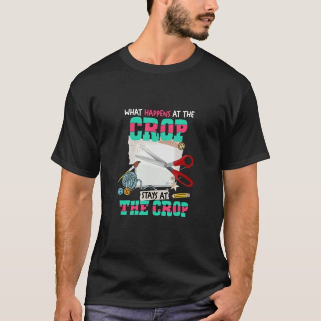 What Happens At The Crop Stays At The Crop Scrapbo T Shirt (Framsida)