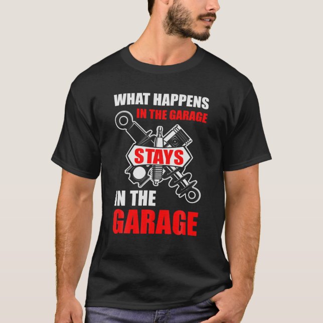What Happens In The Garage Stays In The Garage Fun T Shirt (Framsida)