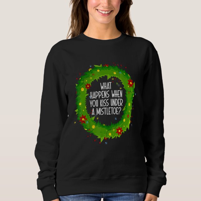 What Happens When You Kiss Under A Mistletoe T Shirt (Framsida)