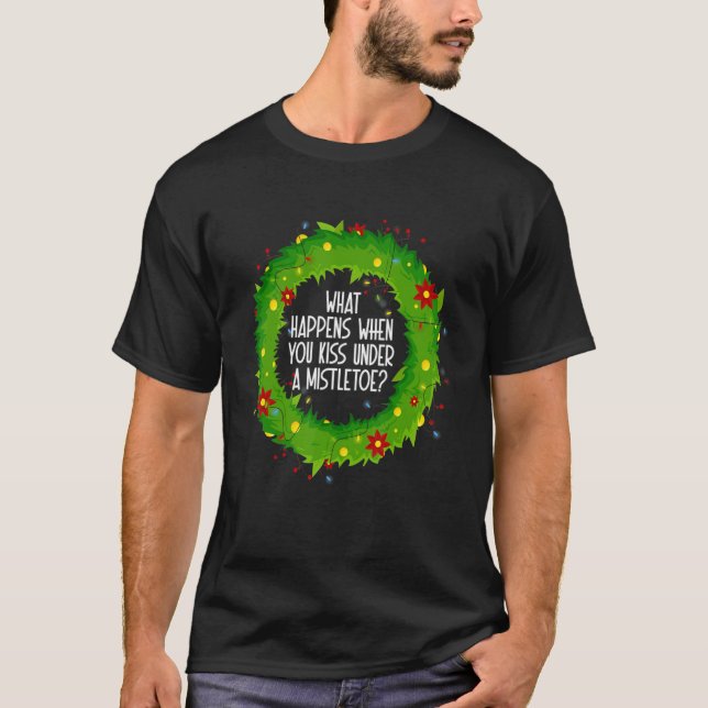 What Happens When You Kiss Under A Mistletoe T Shirt (Framsida)