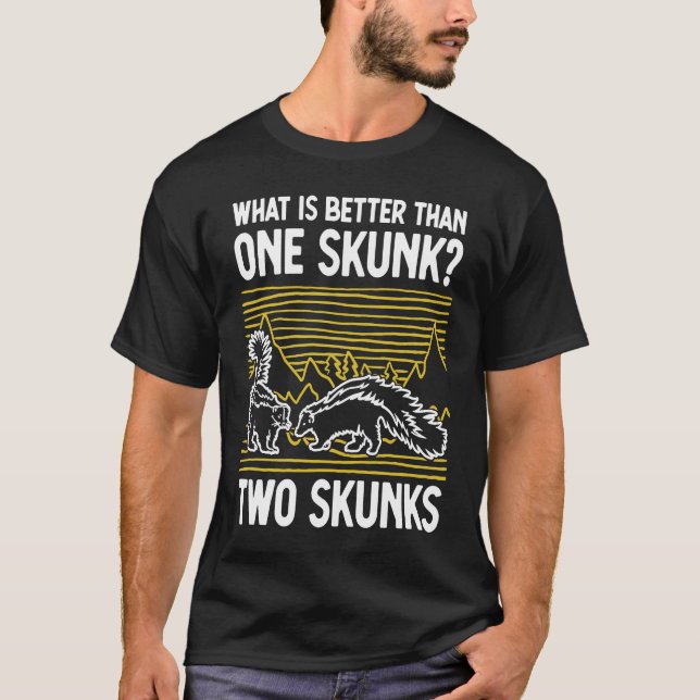 What Is Better Than One Skunk Two Skunks T Shirt (Framsida)