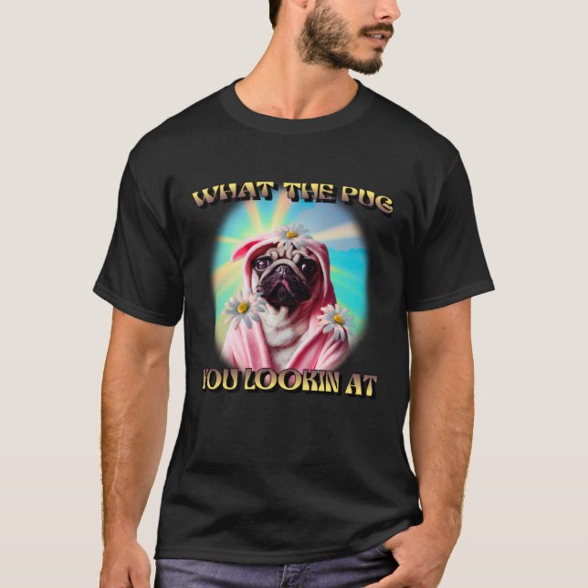 WHAT THE PUG YOU LOOKING AT DAISYS BATHROBE PUG DO T SHIRT (Framsida)