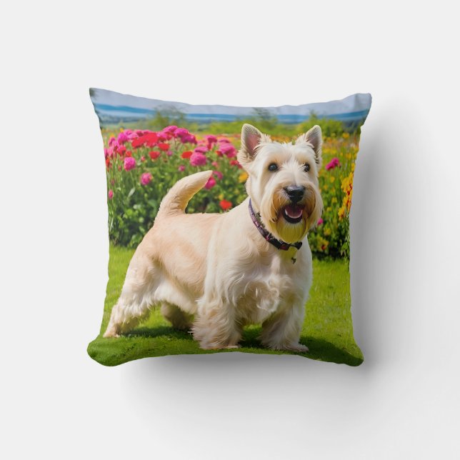 Wheaten Scottish Terrier leker i Flowers Grass Kudde (Framsida)