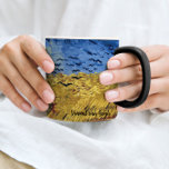Wheatfield med Kråka Vincent van Gogh Mugg<br><div class="desc">En bra konst kaffe mugg med den postimponerande målningen Wheatfield med Kråkor (1890) av Vincent van Gogh (1853-1890). Konstnärets namn visas i grund hörnet av mugg. Ett väg genom gården fält med blå himmel och en flock av kråkor.</div>