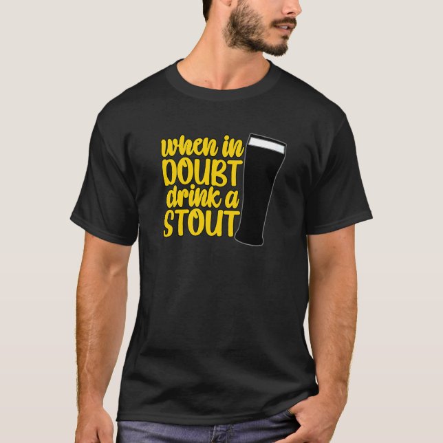 When in Doubt Drink a Stout Beer Drinking Bar IPA  T Shirt (Framsida)