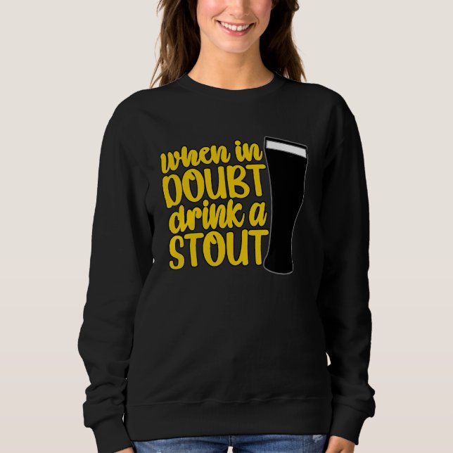 When in Doubt Drink a Stout Beer Drinking Bar IPA  T Shirt (Framsida)