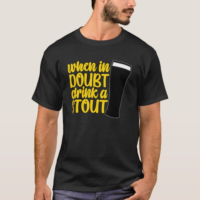 When in Doubt Drink a Stout Beer Drinking Bar IPA  T Shirt (Framsida)