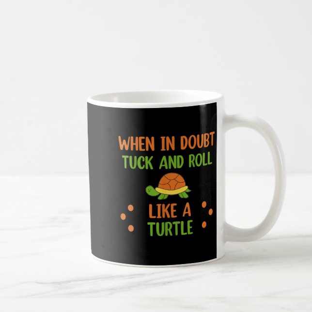 When In Doubt Tuck And Roll Like A Turtle Motivati Kaffemugg (Höger)