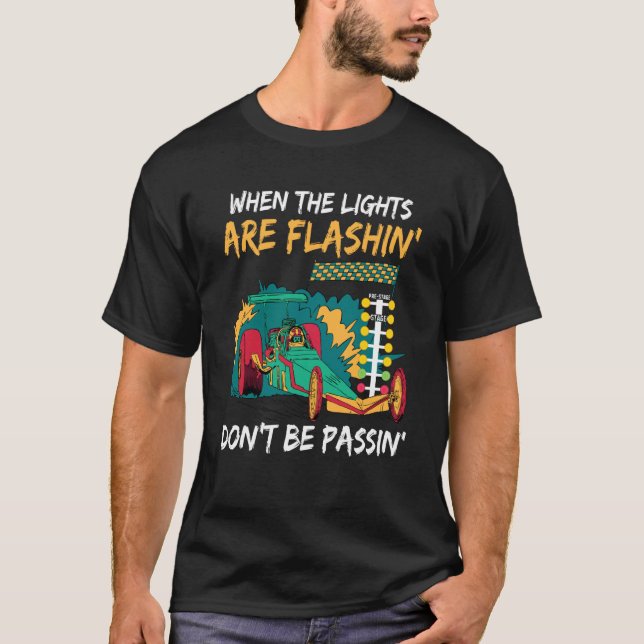 When the lights are flashin dont be passin Drag Ra T Shirt (Framsida)