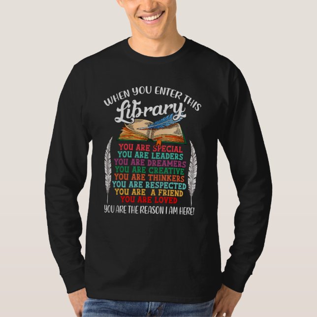 When You Enter This Library   Librarian Bookworm R T Shirt (Framsida)