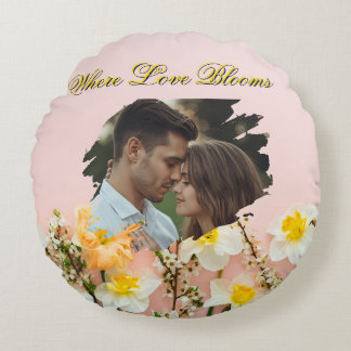 Where Love Blooms Round Pillow | Spring Romance  Rund Kudde