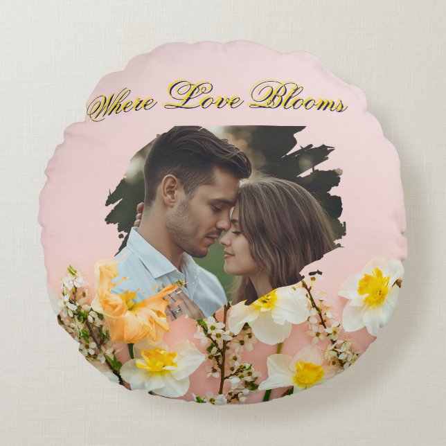 Where Love Blooms Round Pillow | Spring Romance  Rund Kudde (Framsidan)