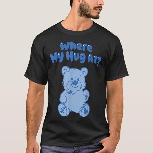Where My Hug At Teddy Bear Officiell T Shirt (Framsida)