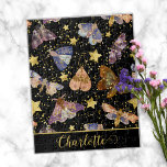 Whimissik Natt Moth Butterflies Glitter Star Namn Pussel<br><div class="desc">Kvarmisk och magisk,  sömlös utformning av nattmånar och stjärnor i mönster skapat med en kombination av olika konsttekniker och faux guld glitter accents på chicens svarta bakgrund.</div>