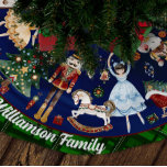 Whimissisk Vintage Nutcracker - julsäck Julgransmatta Borstad Polyester<br><div class="desc">Lägg till lite helgdag magi till din juldekoration med den här fantastiska Nutcracker Ballet Julgran Skirt! Med klassiska tecken som Nutcracker-soldaterna, Mouse Kung, Sugarplum-Älvor och Clara, ger den här vintage-inspirerade designen liv under träd. Den är utformad med en grönt som är placerad i yttre kant och erbjuder ett utmärkt utrymme...</div>