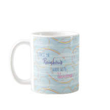 Whimistiskt regnbåge och moln