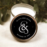 Whimsical Ampersand | Moody Svarta Bröllop Runt Klistermärke<br><div class="desc">De här unika och moderna bröllopsmärken för mörk har en fet,  mycket lätt grått-ampersand på svart bakgrund.</div>
