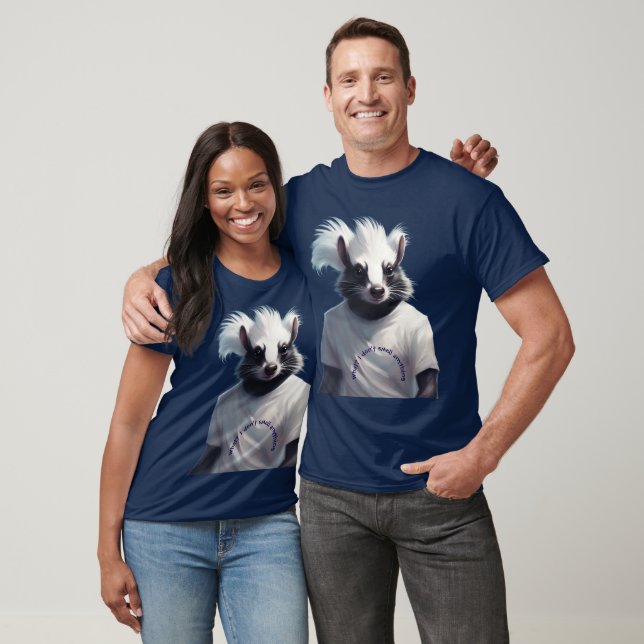 Whimsical antropomorf skunk i en vit t-shirt (Unisex)