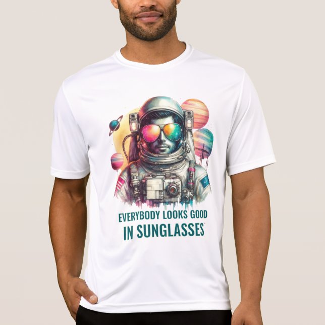 Whimsical Astronaut i Solglasögon – Rymden T Shirt (Framsida)