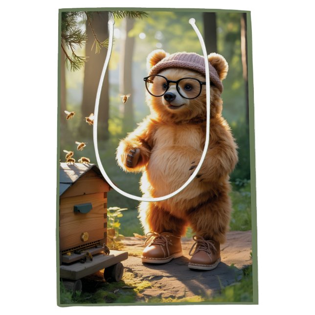 Whimsical Bear Bjödgare i en solig skog (Framsidan)