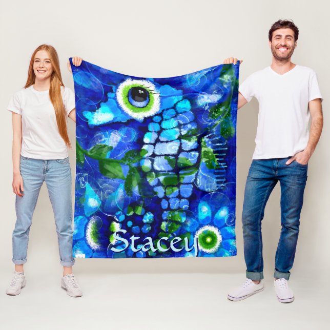 Whimsical Big-Eyes Seahorse Art Blue Personalized Fleecefilt (På plats)