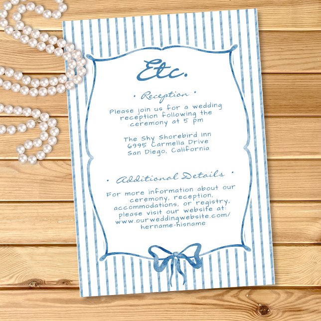 Whimsical Blå Akvarellbåge Rand Bröllop Tilläggskort (Whimsical Blue Watercolor Bow Stripe Wedding Enclosure Card)