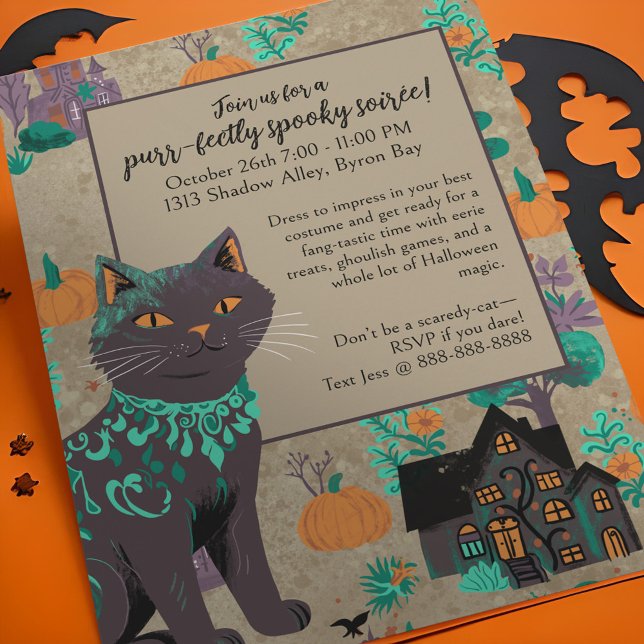 Whimsical Black Cat Rustic Neutralt Grönt Hallowee Inbjudningar (Whimsical black cat halloween party invitation with orange green & purple pops on rustic neutral.)