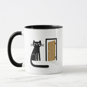 Whimsical Black Cat som väntar vid dörren Mugg