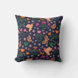 Whimsical blommor med fåglar och fjärilar   kudde