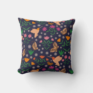 Whimsical blommor med fåglar och fjärilar kudde
