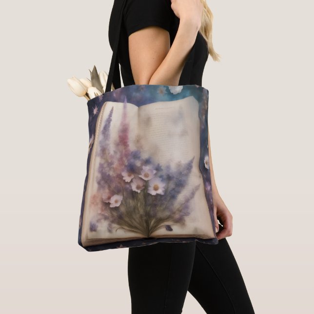 Whimsical blommor som växer från en bok  tygkasse (Närbild)
