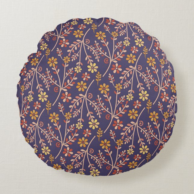 Whimsical blomsterdesign med vinrankor på lila bak rund kudde (Framsidan)