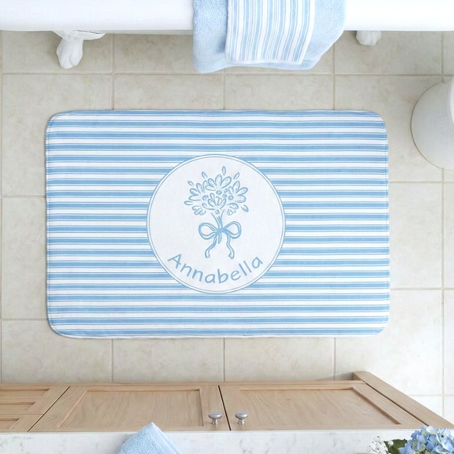 Whimsical Blue White Stripe Preppy Monogram Badrumsmatta (Skapare uppladdad)