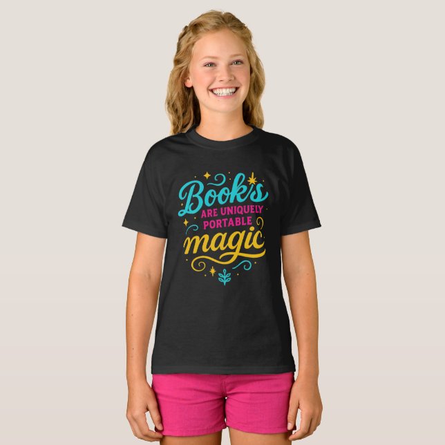 Whimsical ”Böcker Är Magi” Citat T-Shirt för Läsar (Hel framsida)
