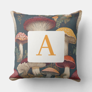Whimsical Botanical Mushroom Mönster med Monogram Kudde