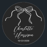 Whimsical Bow Bröllop Sticker Runt Klistermärke<br><div class="desc">Ett handskrivet manus,  Dodle bröllop-dekal. För en enkel,  minimalistisk,  avslappnad,  roligt,  bröllop-stationär stil. vit typografi på svart. En avslappnad avslappnad bröllop doodle stil whimsicalcore stil med en hand plockade vibe.</div>