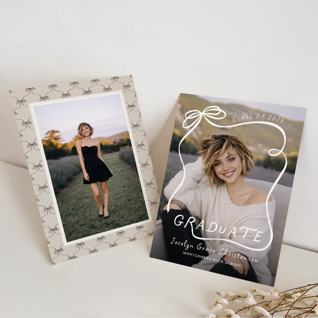 Whimsical Bow Frame Overlay Graduation Inbjudningar (Front and Back View)