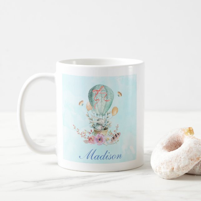 Whimsical Bunny Riding i en Luftballong Kaffemugg (Med munk)