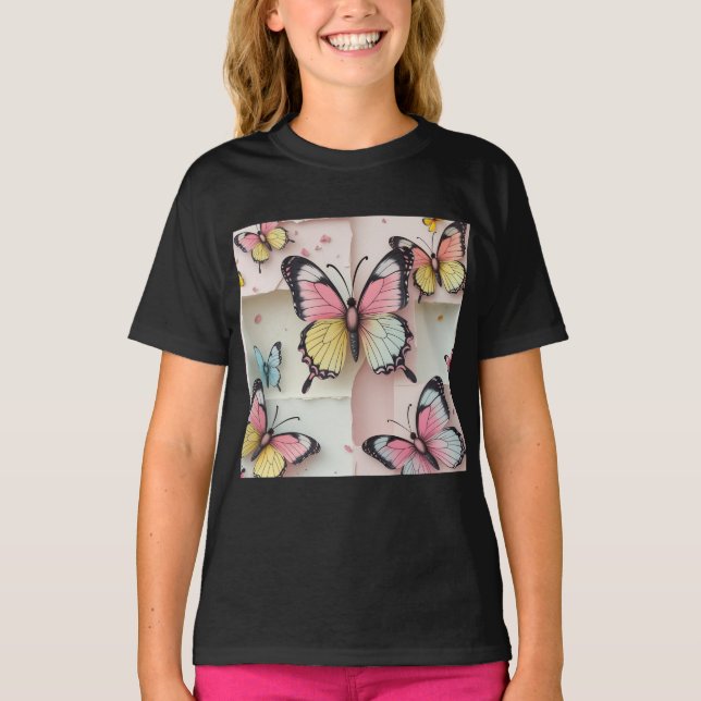 ✨ Whimsical Butterfly Dreams - Tecknad-Stil Tee (Framsida)