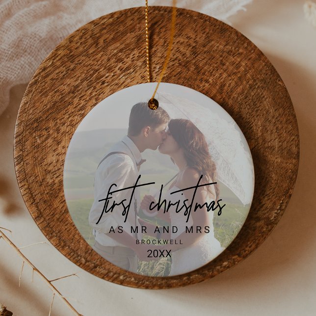 Whimsical Calligraphy Faded Photo Mr. och Mrs. Julgransprydnad Keramik (Whimsical Calligraphy Faded Photo Mr and Mrs Ceramic Ornament)