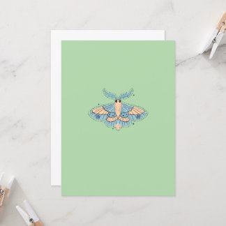 Whimsical Celestial Moth — Mjuk Blå och Persika
