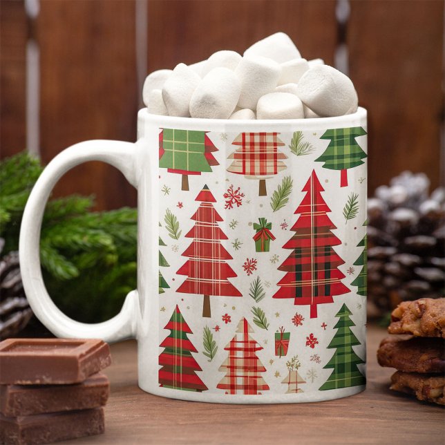 Whimsical Christmas Trees on Plaid Pattern   Kaffemugg (Skapare uppladdad)