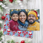 Whimsical Classic Poinsettia Santa Photo jul Julkort<br><div class="desc">Det här enkla,  minimala julkortet är en modern tvist på klassiska helgdag motiv från en hand plockade tomten och röd poinsettia på en vacker,  traditionell blå bakgrund och med ditt familjefoto som kortets stjärna!</div>