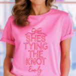 Whimsical coquette båge knyter knut bröllopsdusch t shirt<br><div class="desc">Whimsical coquette båge knyter knuten modern boho elegant stilren handskriven bröllopsfest festgåva dekoration matchande t-shirt design. Samtida röd och rosa samling.</div>