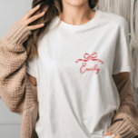 Whimsical coquette båge som knyter knut bröllopsdu t shirt<br><div class="desc">Whimsical coquette båge som knyter knuten modern boho elegant stilfull handskriven bröllopsdusch eller sängvätning fest dekoration matchande t-shirt design. Samtidig röd och rosa samling.</div>