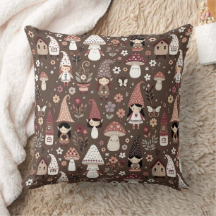 Whimsical Cottage Core Tomtar och Svampar Kudde