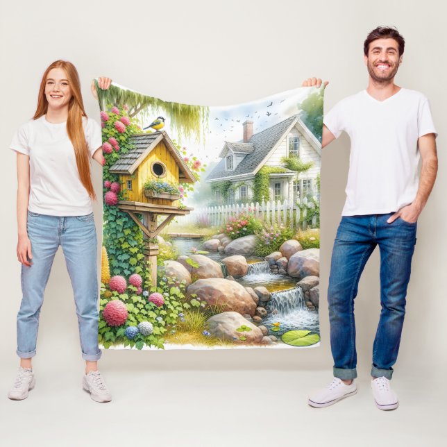 Whimsical Cottage Garden Birdhouse Stream Fleecefilt (På plats)