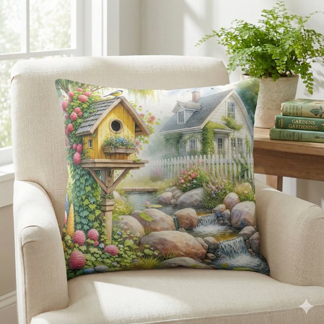 Whimsical Cottage Garden Fågelhus Ström Kudde (Whimsical Cottage Garden Birdhouse Stream Throw Pillow Mockup A)