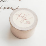 Whimsical Desert | Beige Tack Wedding Favor Runt Klistermärke<br><div class="desc">Den här vismatiska öknen | Beige tack för ditt bröllop är perfekt för ditt enkla, westerna beige och terracotta-jordtoner bröllop. Den neutralt örhänta paletten Bho färg är vintage sydväst med ett modernt reflexkänsla. Skriptet är en känslig, minimalistisk, handskriven kalligrafi som är ganska elegant och romantisk. Produkten är redigerbar och har...</div>